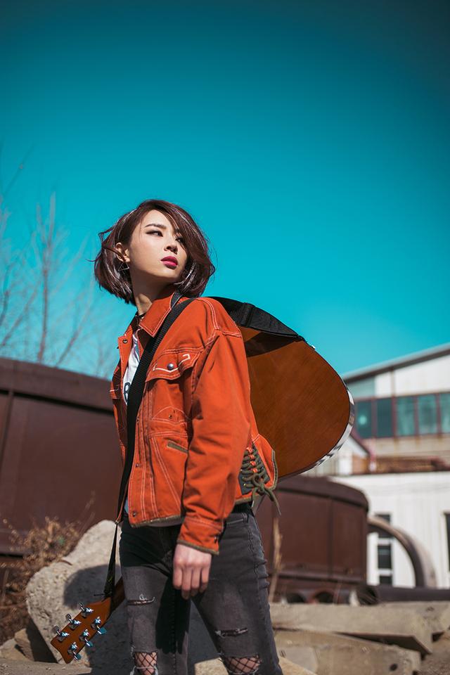 背上吉他去流浪 創(chuàng)作才女薛京全新寫真詮釋灑脫不羈